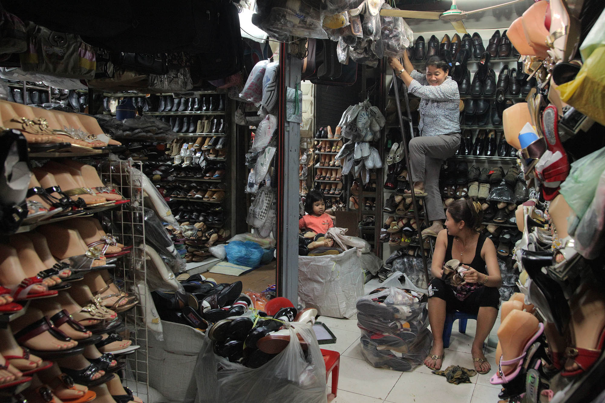 bill-hocker-shoe-store-battembang-cambodia-2010