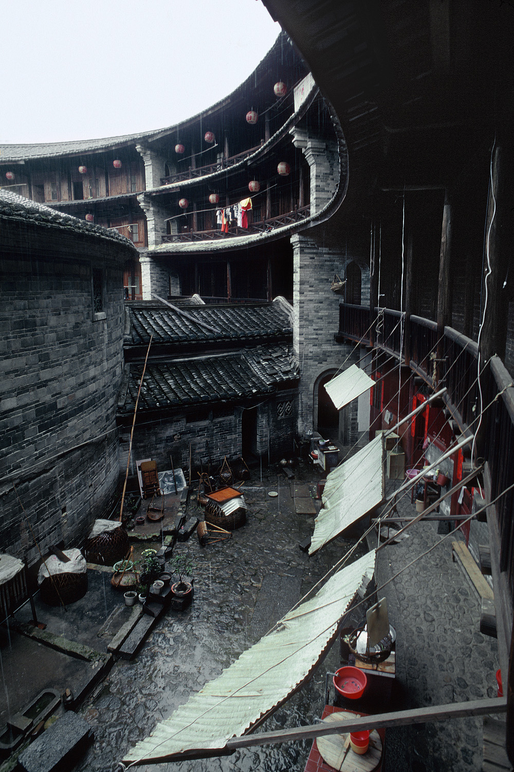 bill-hocker-clan-house-courtyard-fujian-province-china-2002