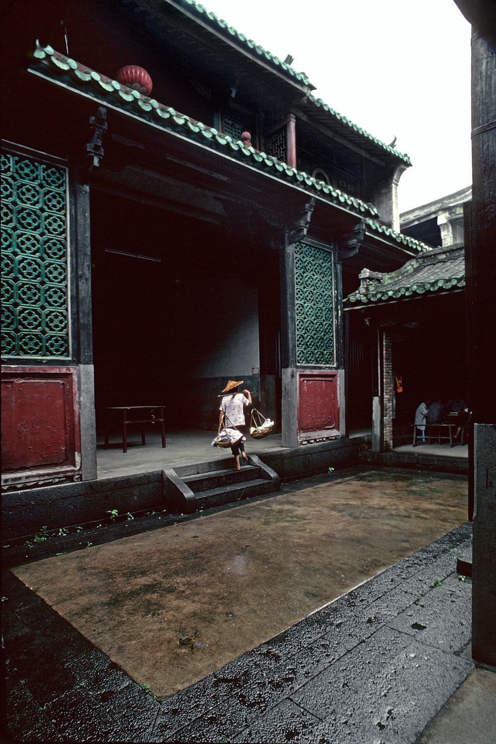 bill-hocker-clan-house-courtyard-fujian-province-china-2002