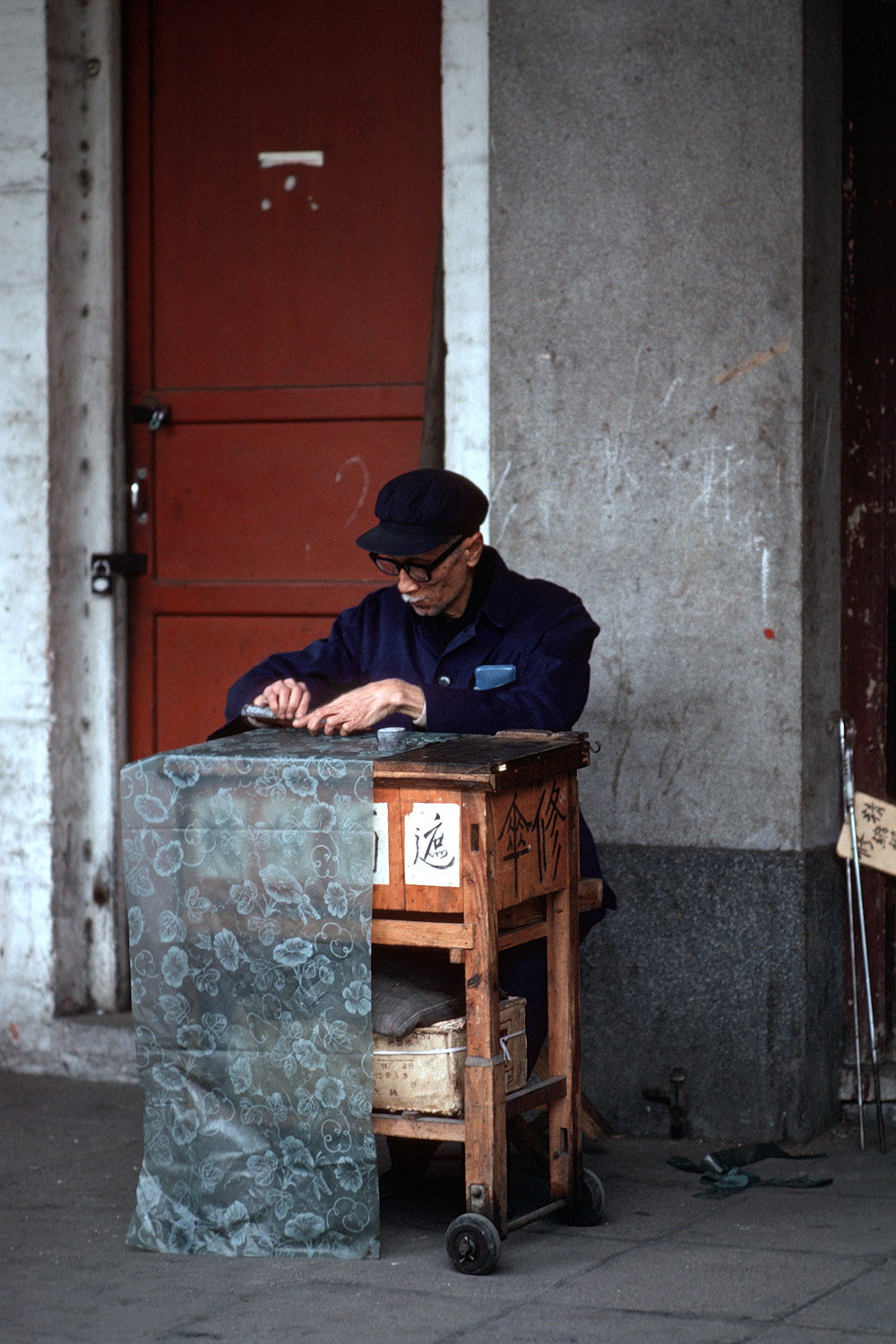 bill-hocker-umbrella-repairer-guangzhou-china-1979
