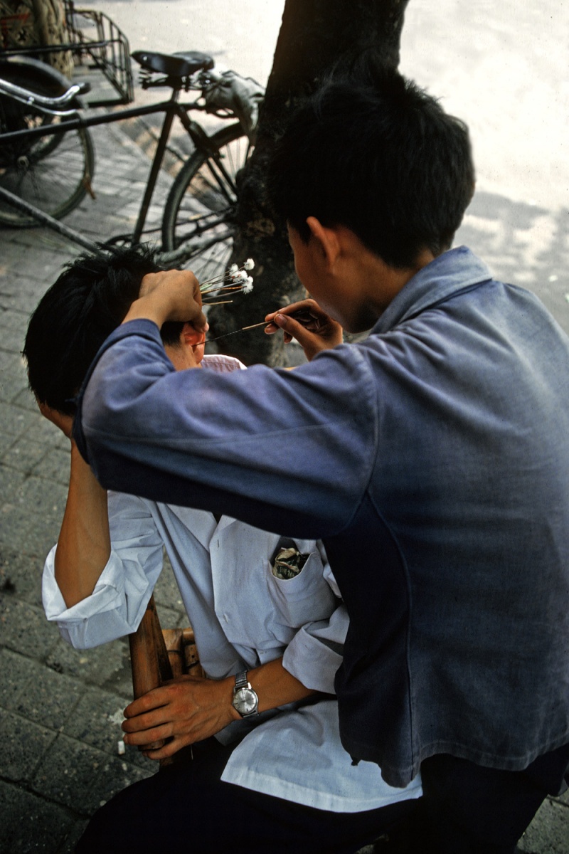 bill-hocker-ear-cleaning-xi'an-shaanxi-china-1981