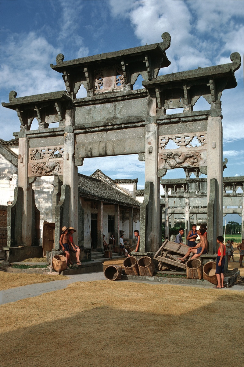 bill-hocker-memorial-gates-tangyue-anhui-china-1981