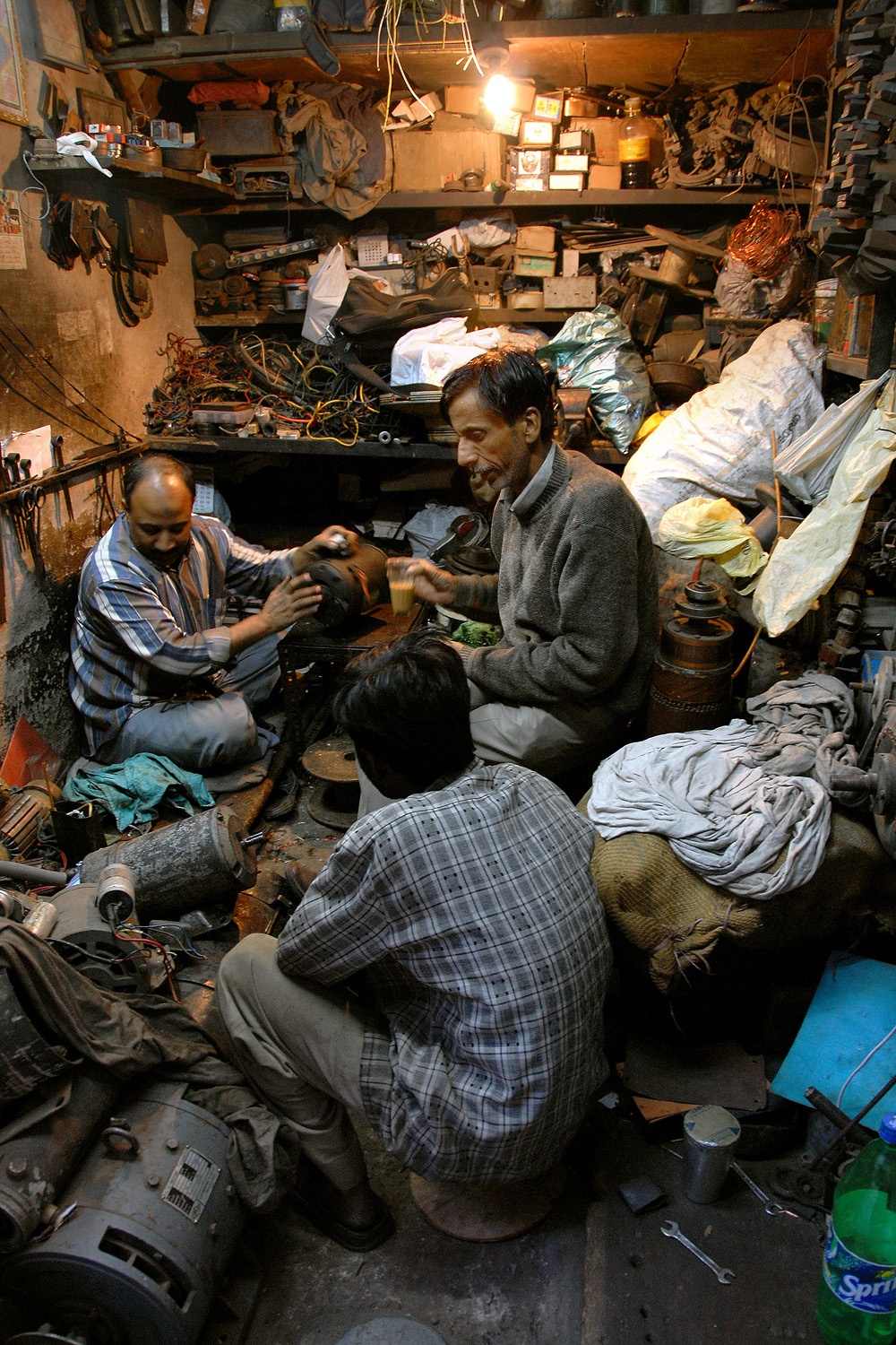 bill-hocker-generator-repair-shop-new-delhi-india-2006