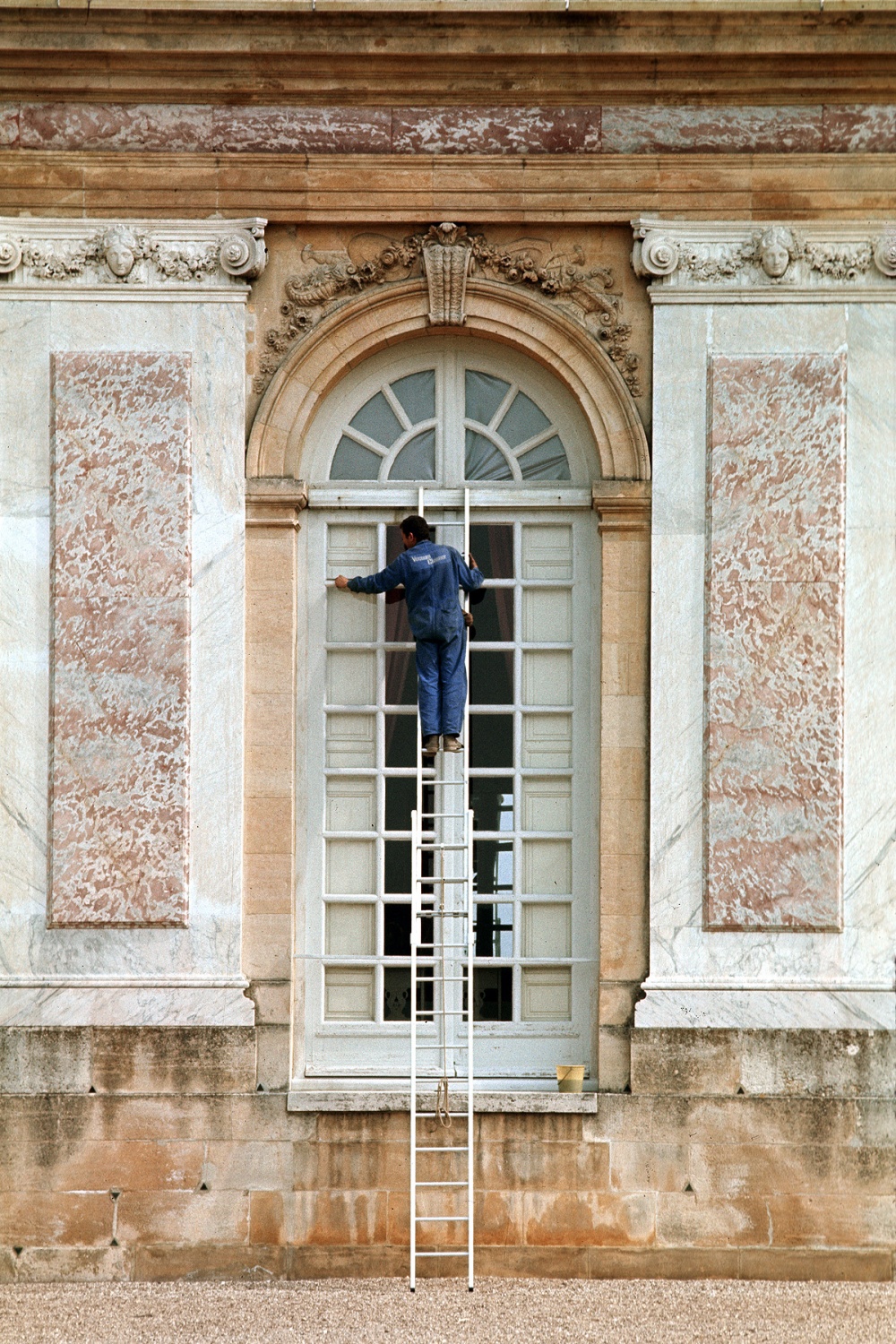 bill-hocker-window-washer-versailles-france-1972