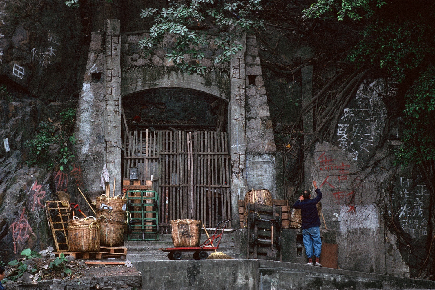 bill-hocker-air-raid-shelter-??-hong-kong-1988