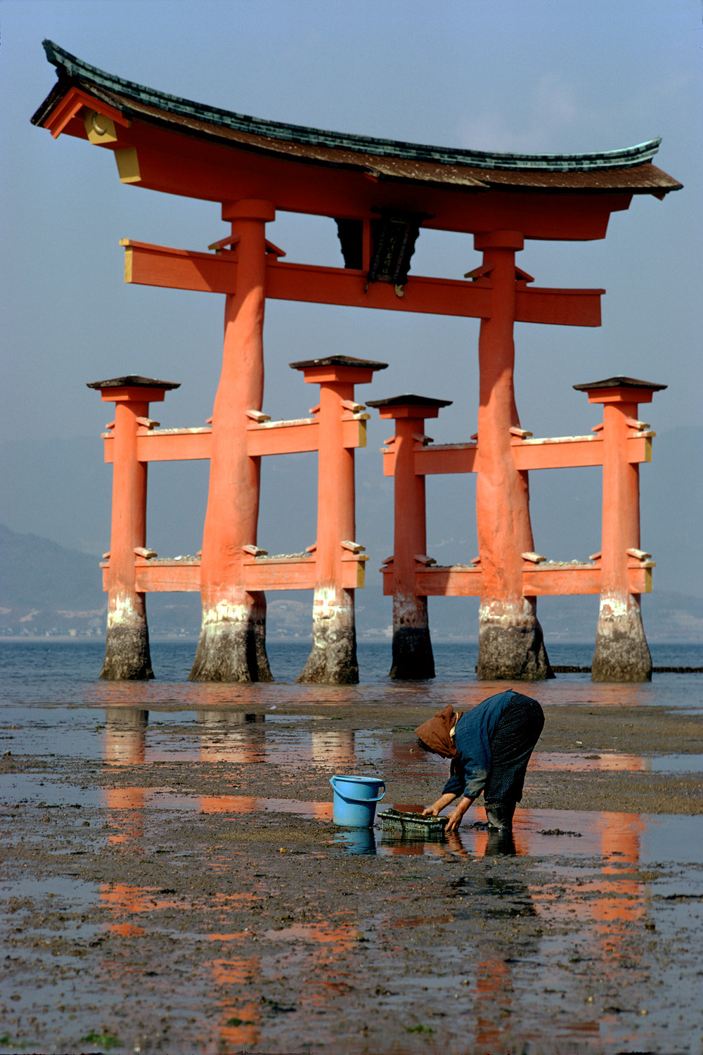 bill-hocker-clamming-itsukushima-shrine-miyajima-japan-1974