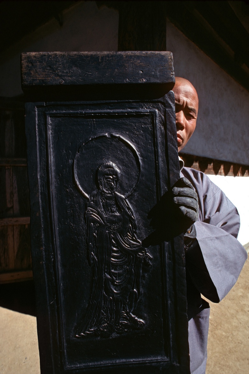 bill-hocker-printing-block-haein-monastery-korea-1977