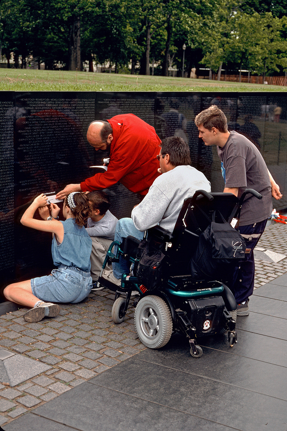 bill-hocker-vietnam-memorial-washington-dc-2001
