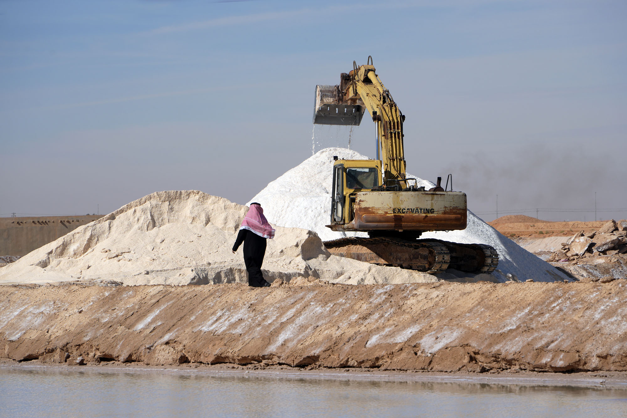 bill-hocker-salt-dredging-al-qasab-salt-flats-al-qasab-saudi-arabia-2024