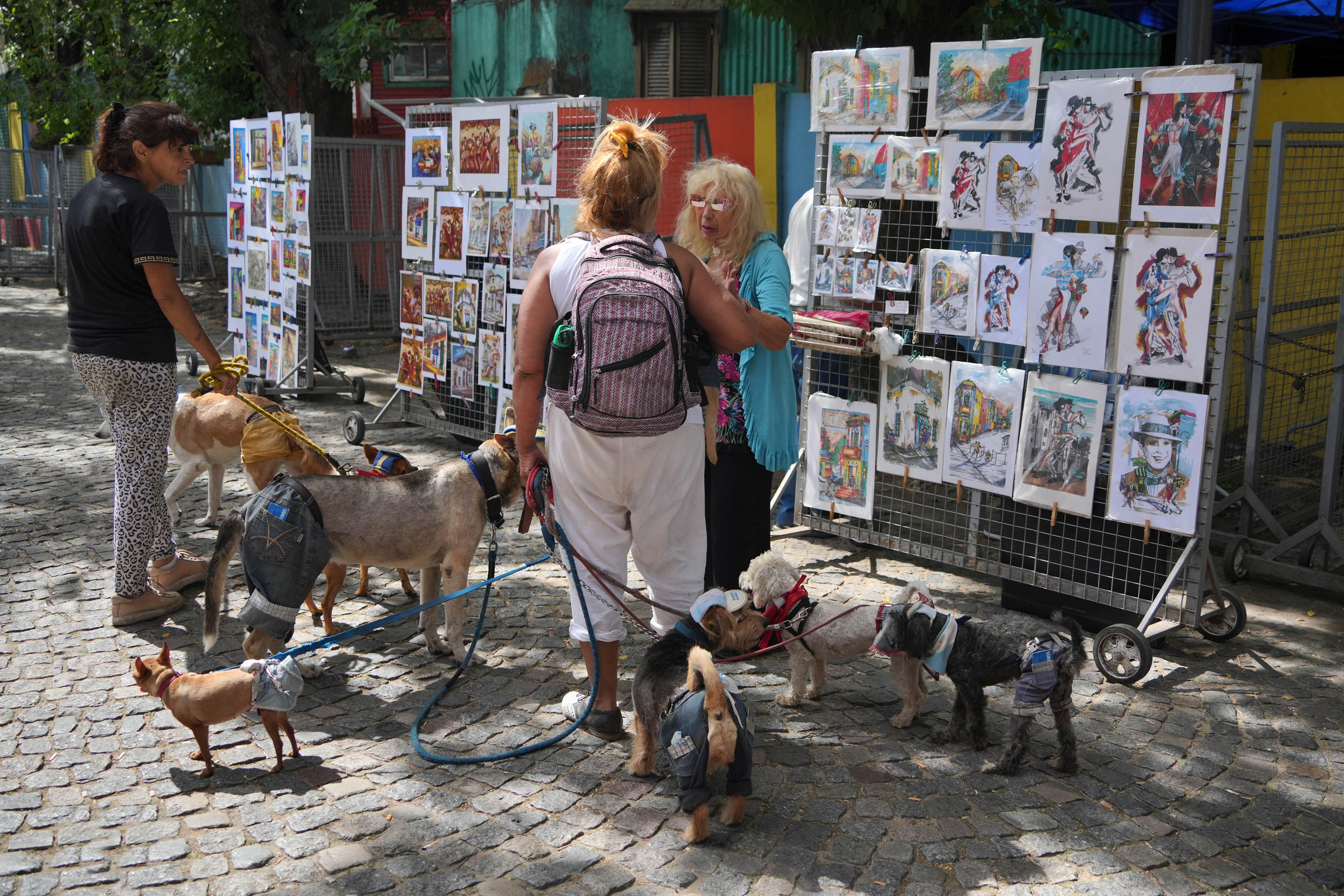 bill-hocker-dog-walkers-caminito-la-boca-district-buenos-aires-argentina-2024