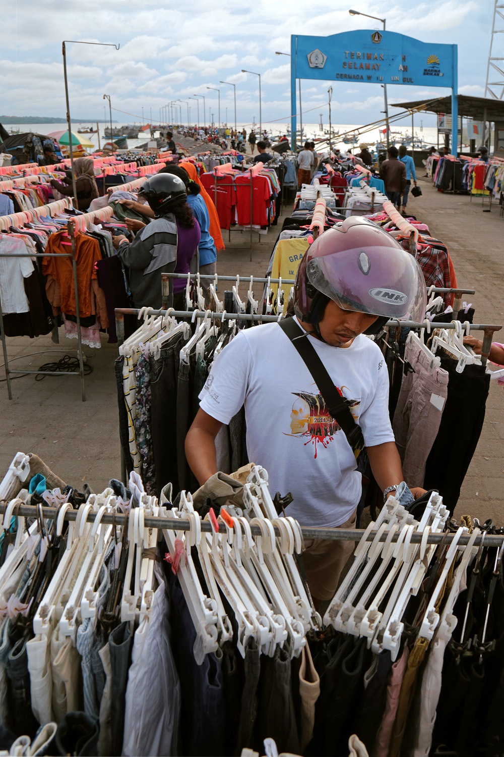 bill-hocker-clothes-market-kedonganan-beach-jimbaran-bali-indonesia-2016
