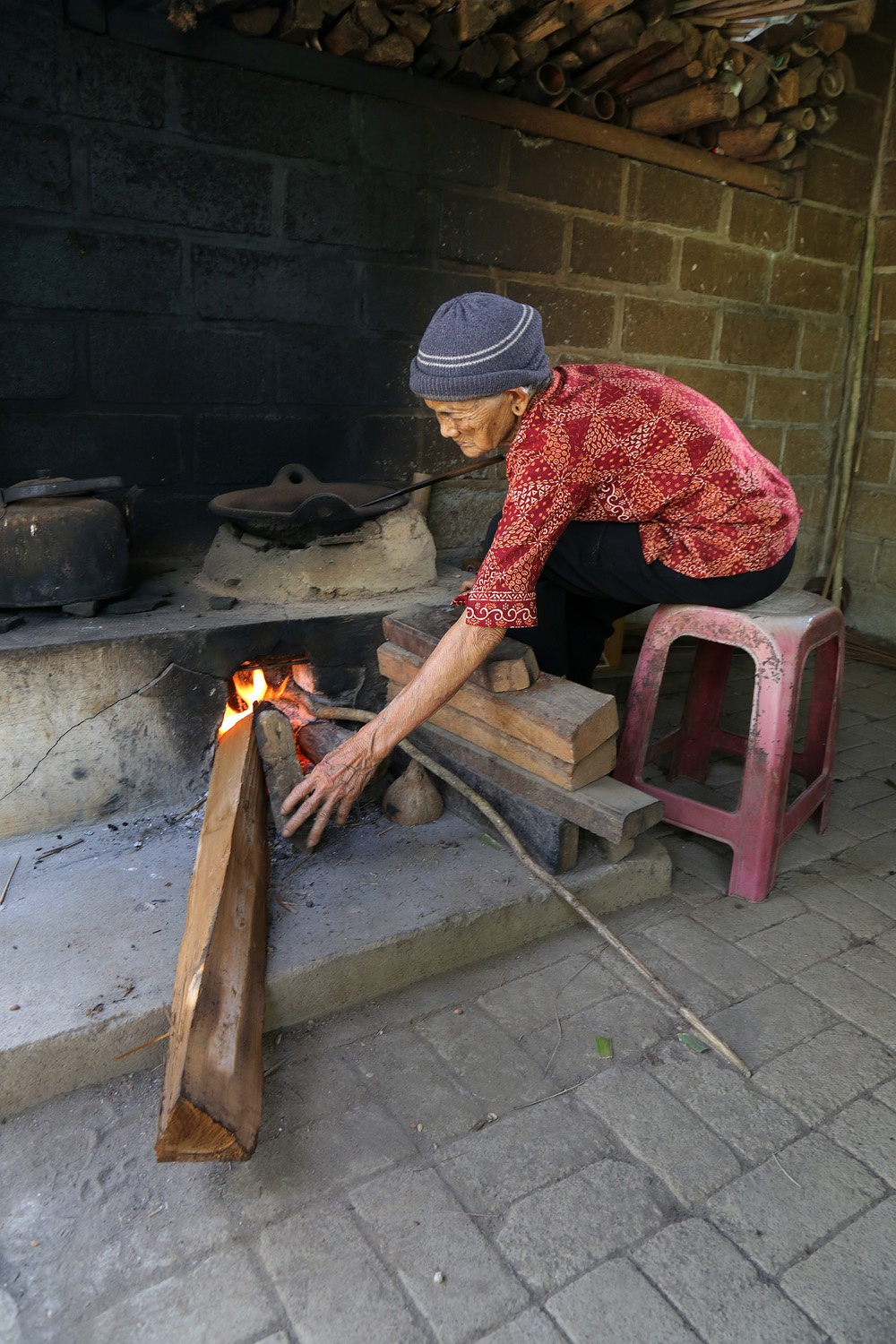 bill-hocker-roasting--luwak-coffee-near-ubud-bali-indonesia-2016