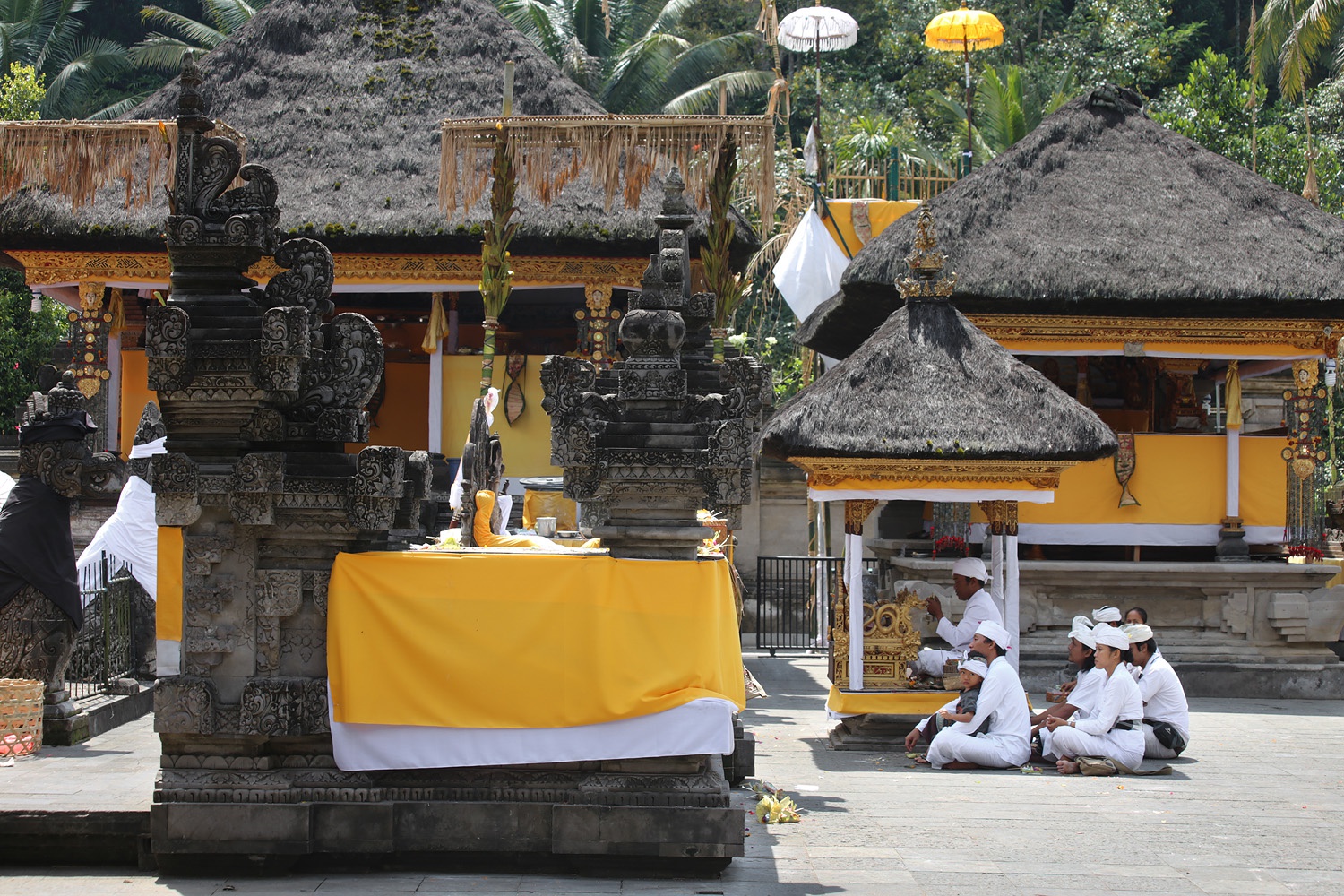 bill-hocker-family-offering-pura-tirta-empul-temple-bali-indonesia-2016