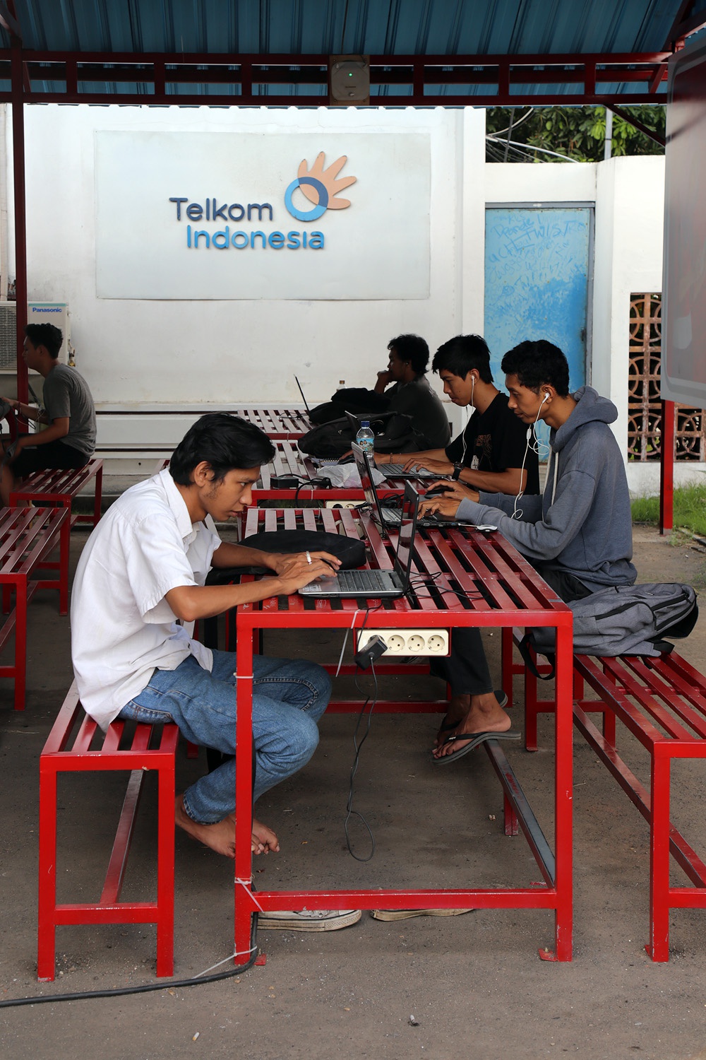 bill-hocker-internet-cafe-jimbaran-bali-indonesia-2016