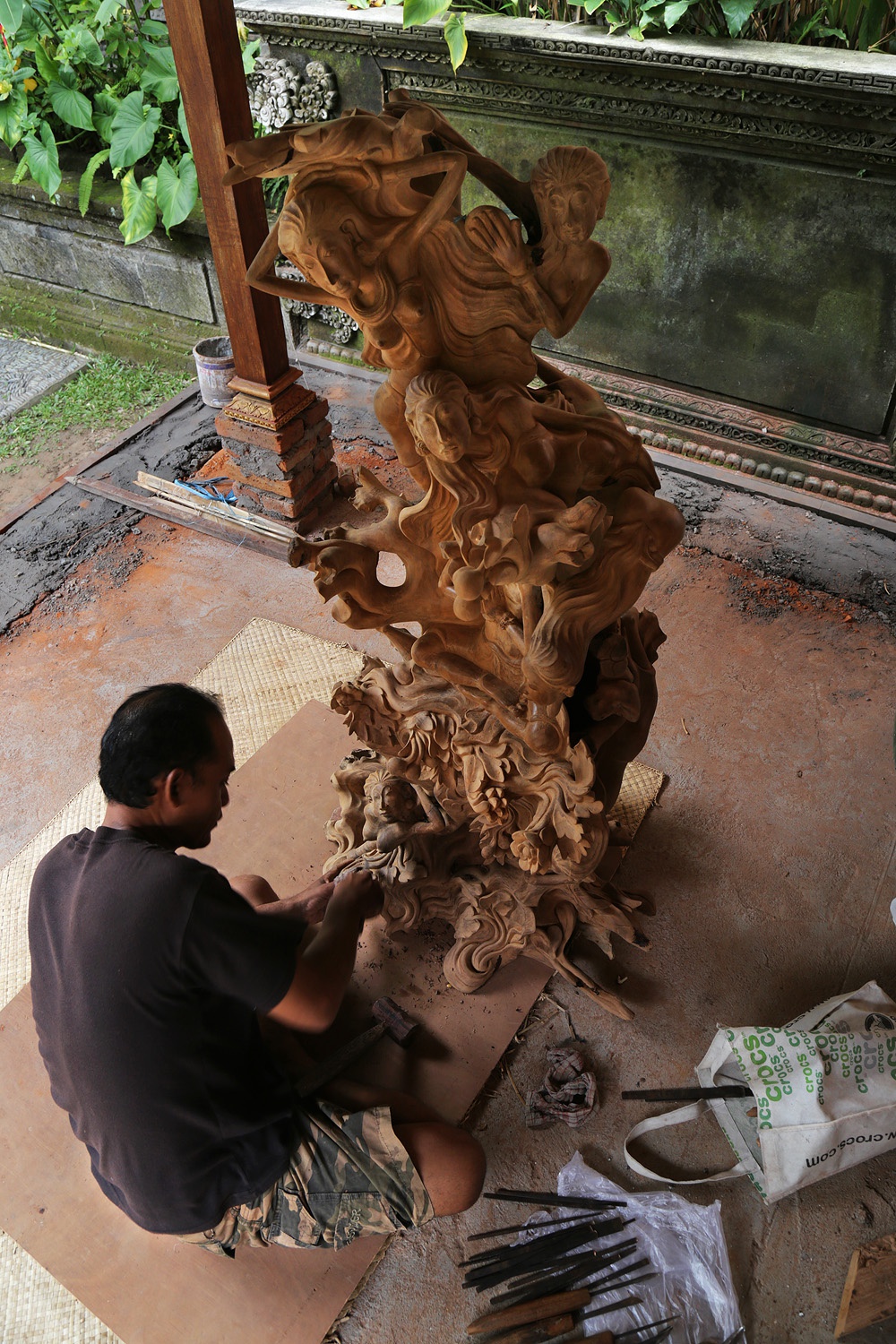 bill-hocker-hotel-temple-worker-ubud-bali-indonesia-2016