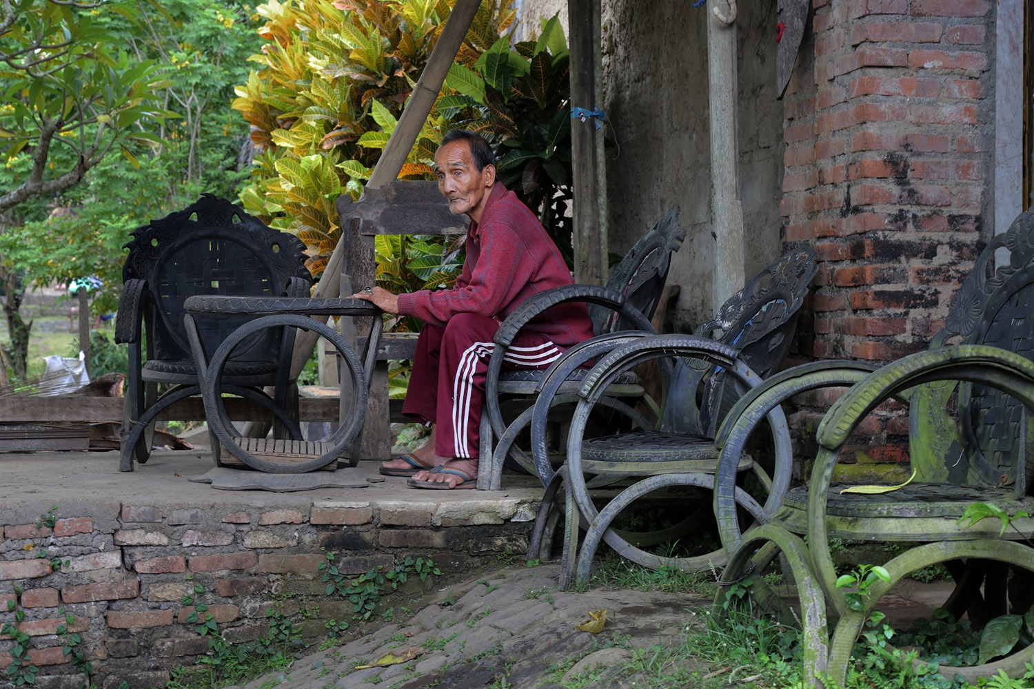 bill-hocker-tire-chairs-tenganan-bali-indonesia-2016