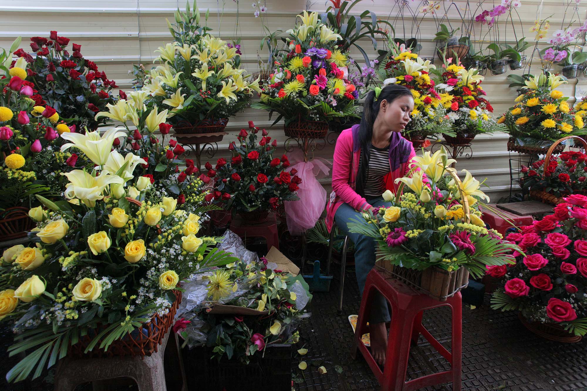 bill-hocker-flower-vendor-central-market-phnom-penh-cambodia-2010