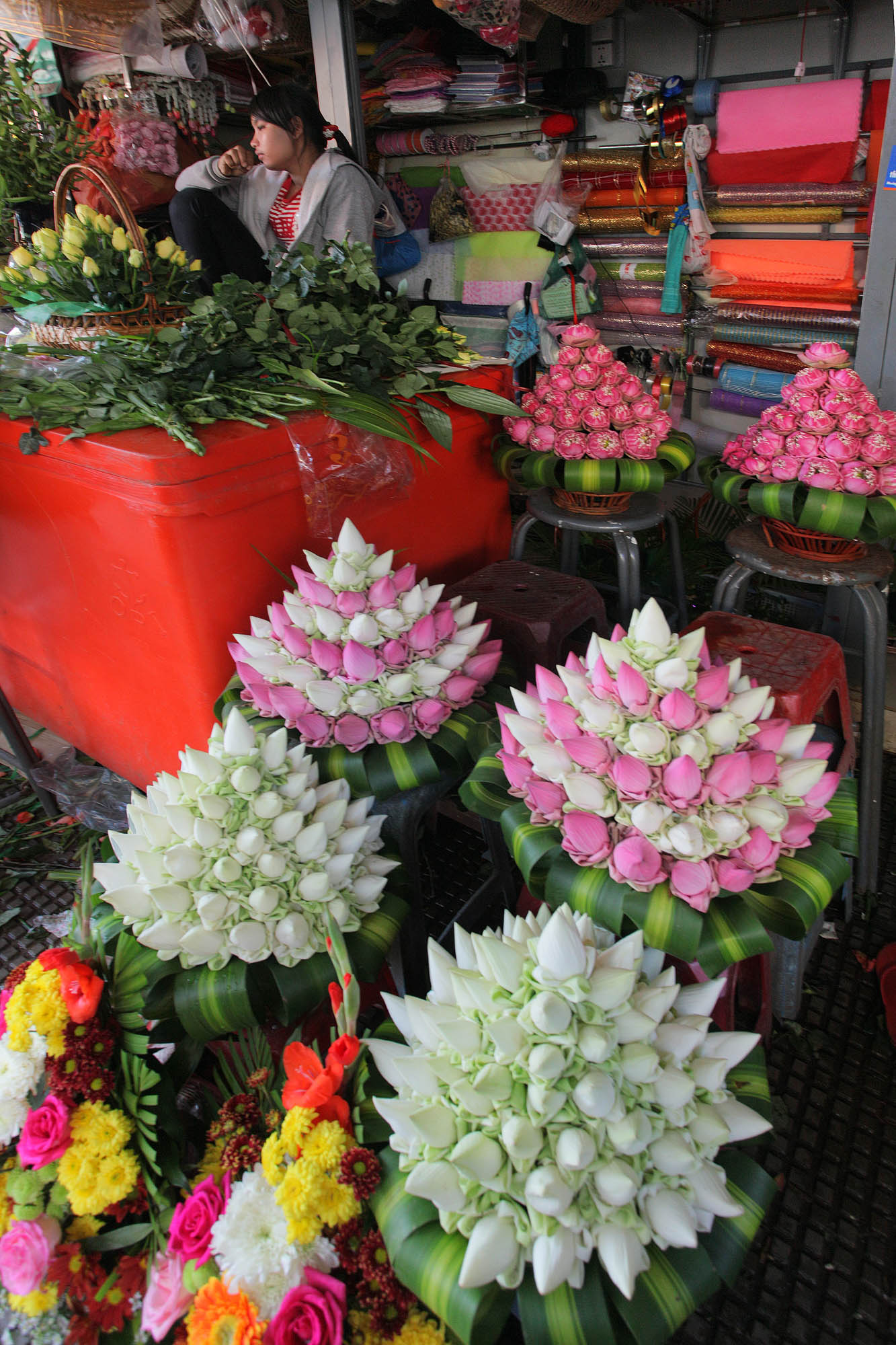 bill-hocker-flower-vendor-centra-market-phnom-penh-cambodia-2010