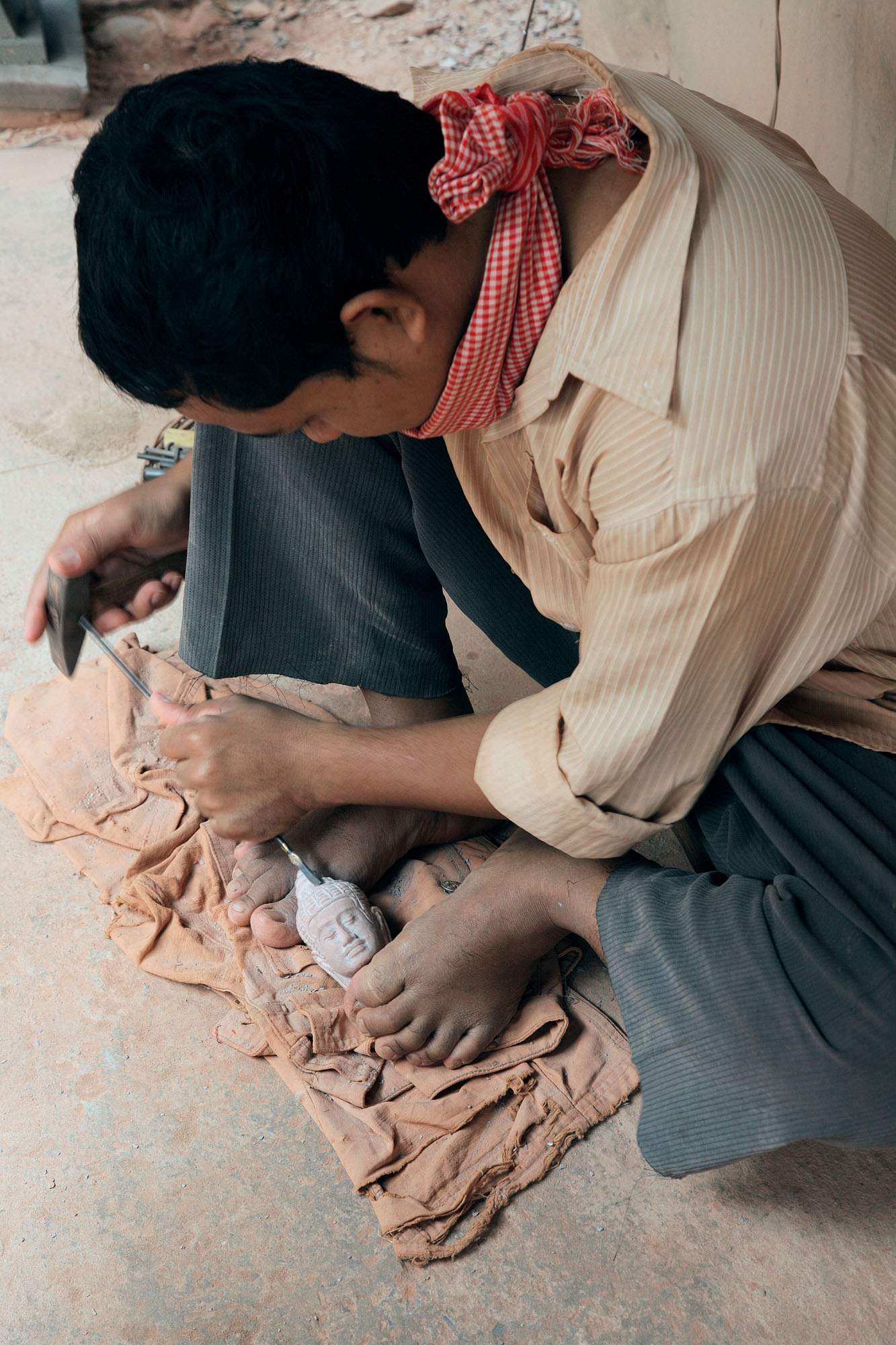 bill-hocker-stone-craver-near-siem-reip-cambodia-2010