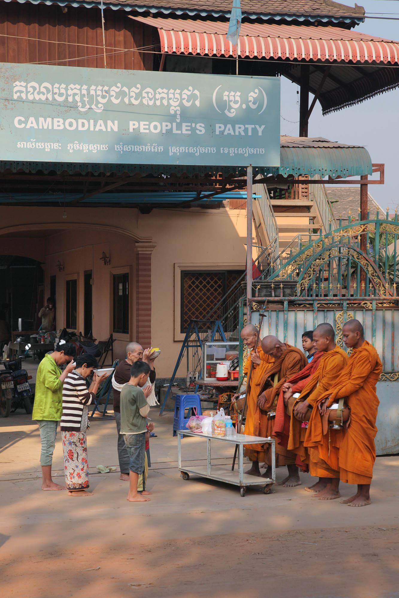 bill-hocker-monk-offerings-siem-reip-cambodia-2010