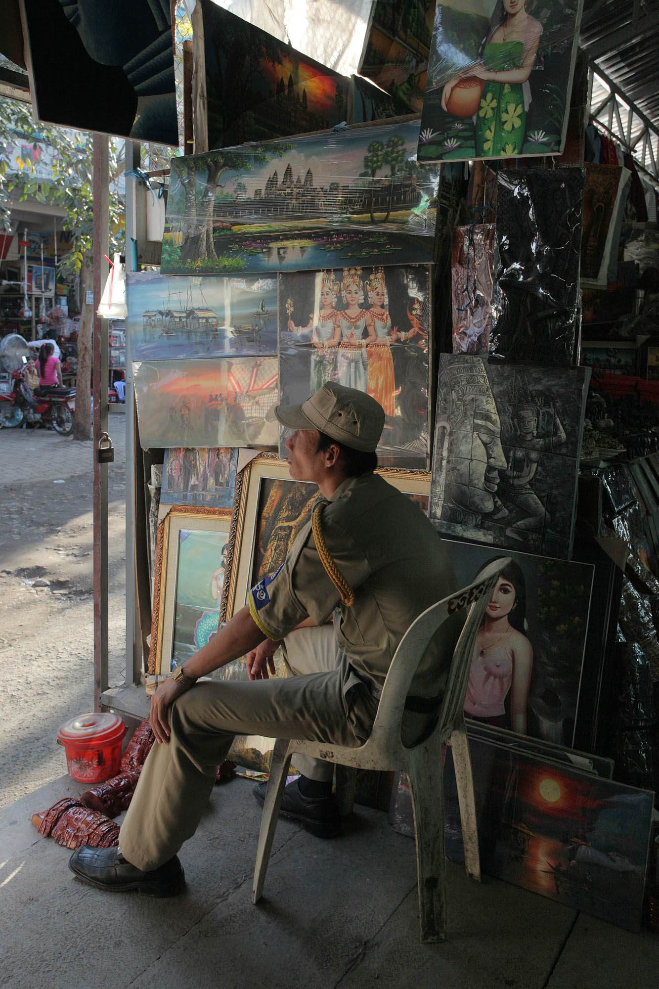 bill-hocker-guard-central-market--phnom-penh-cambodia-2010