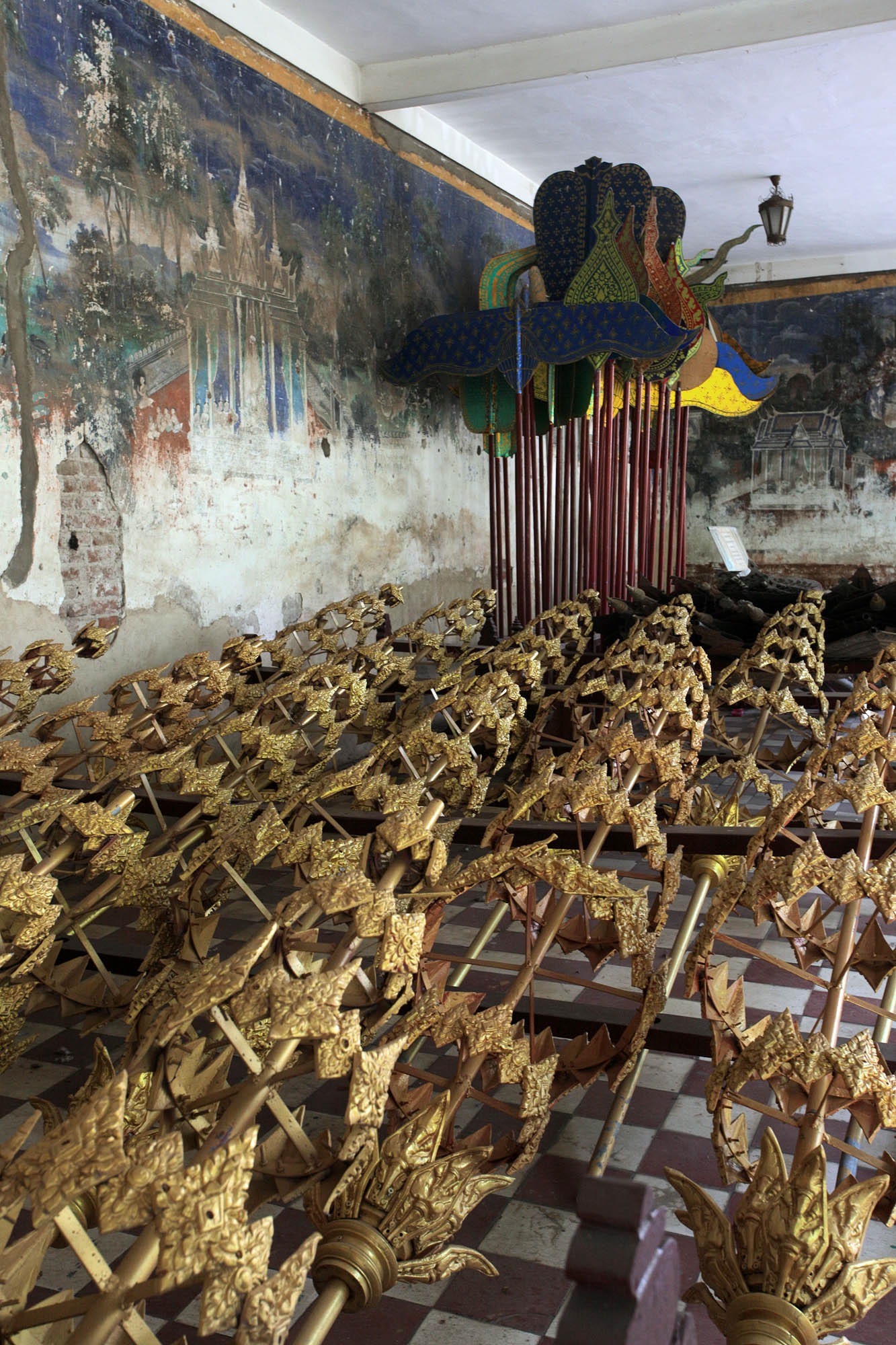 bill-hocker-ceremonial-regalia-royal-palace-phnom-penh-cambodia-2010