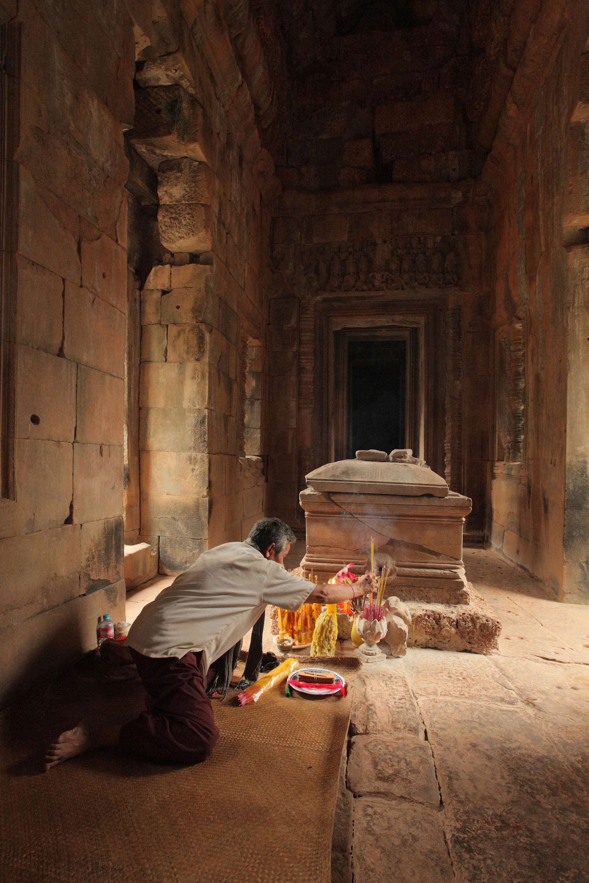 bill-hocker-shrine-keeper-banteay-samre-angkor-cambodia-2010