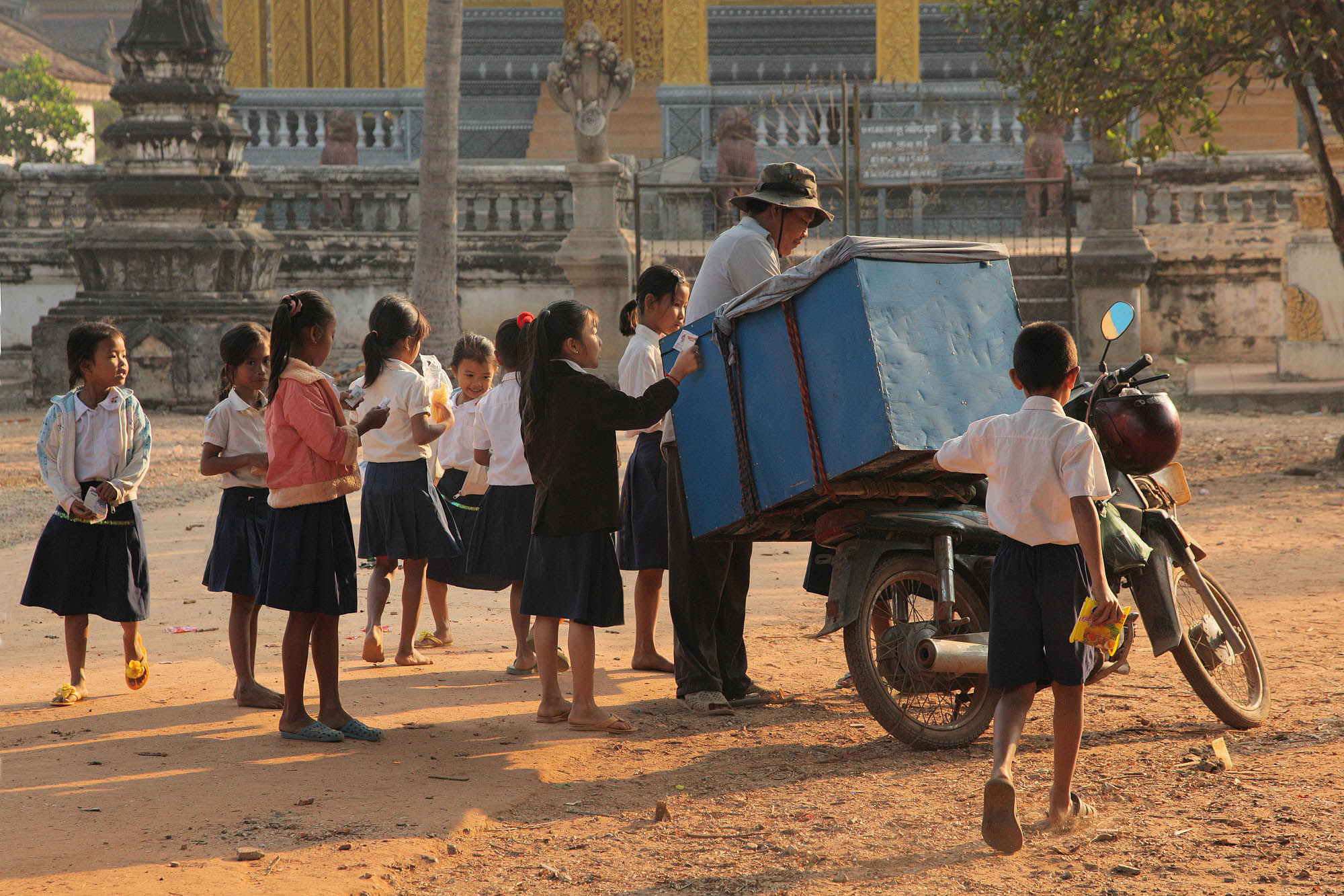 bill-hocker-snack-vendor-siem-reip-cambodia-2010