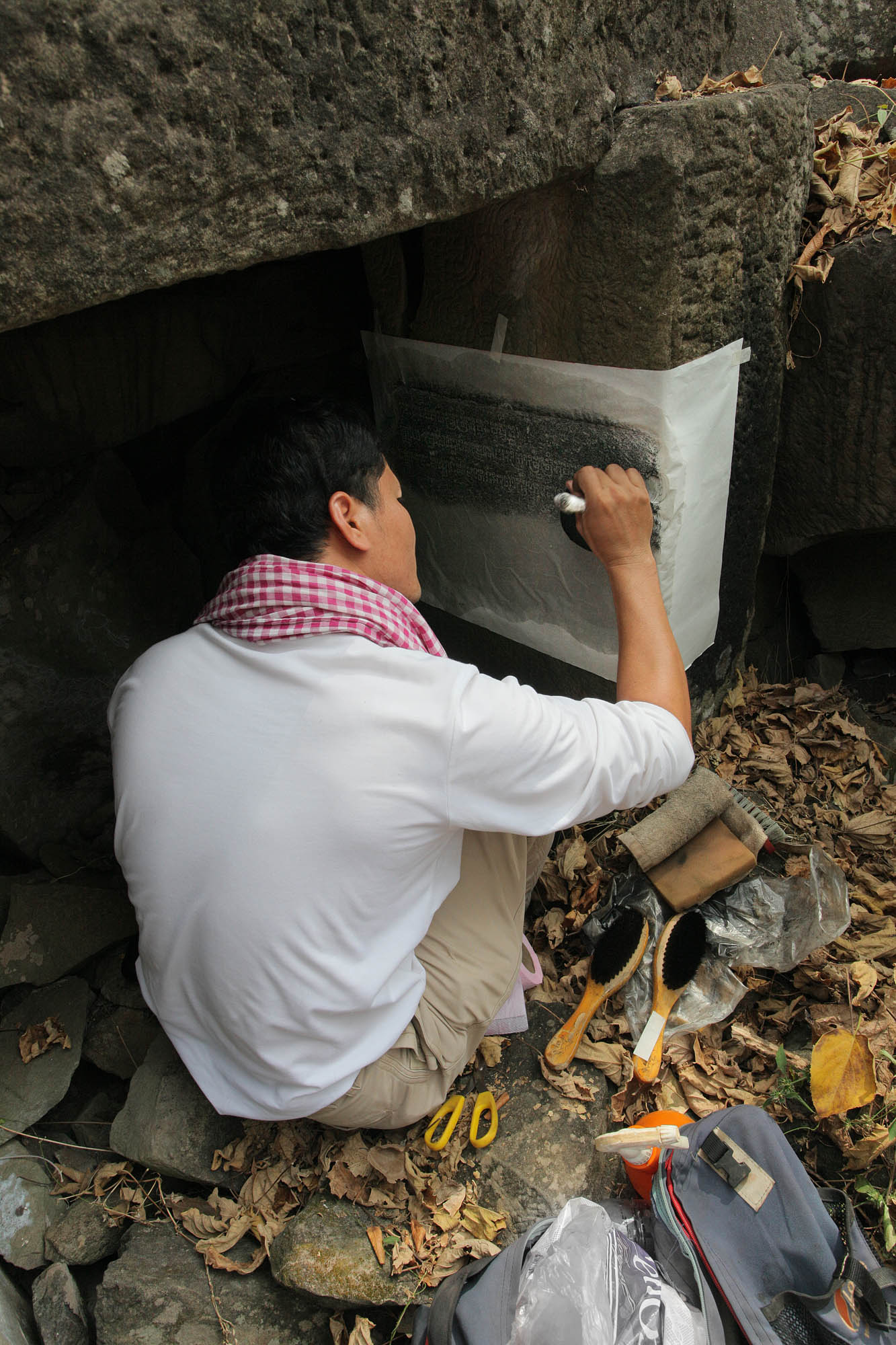 bill-hocker-stone-rubbing-bantey-chamar-cambodia-2010