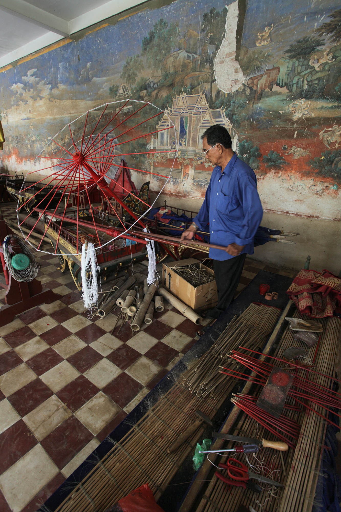 bill-hocker-umbrella-maker-royal-palace-phnom-penh-cambodia-2010