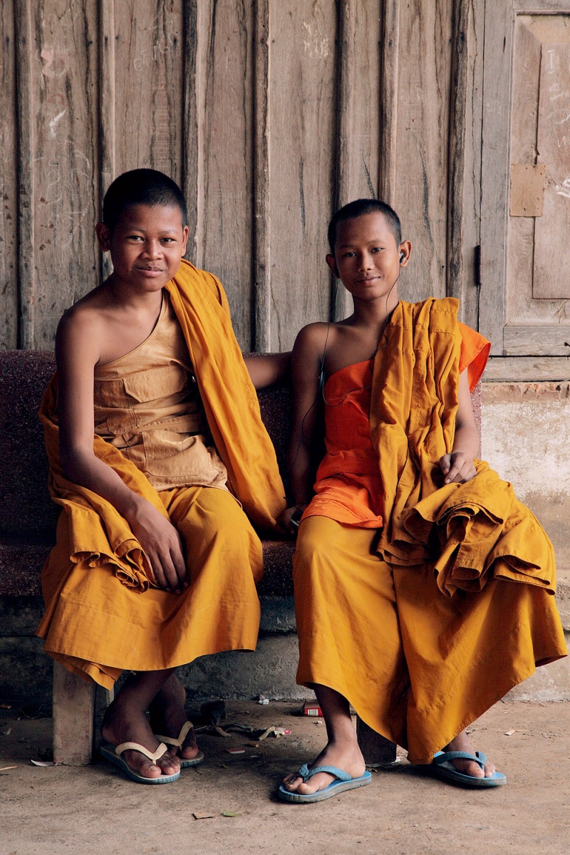 bill-hocker-monks-phnom-sampeau-cambodia-2010