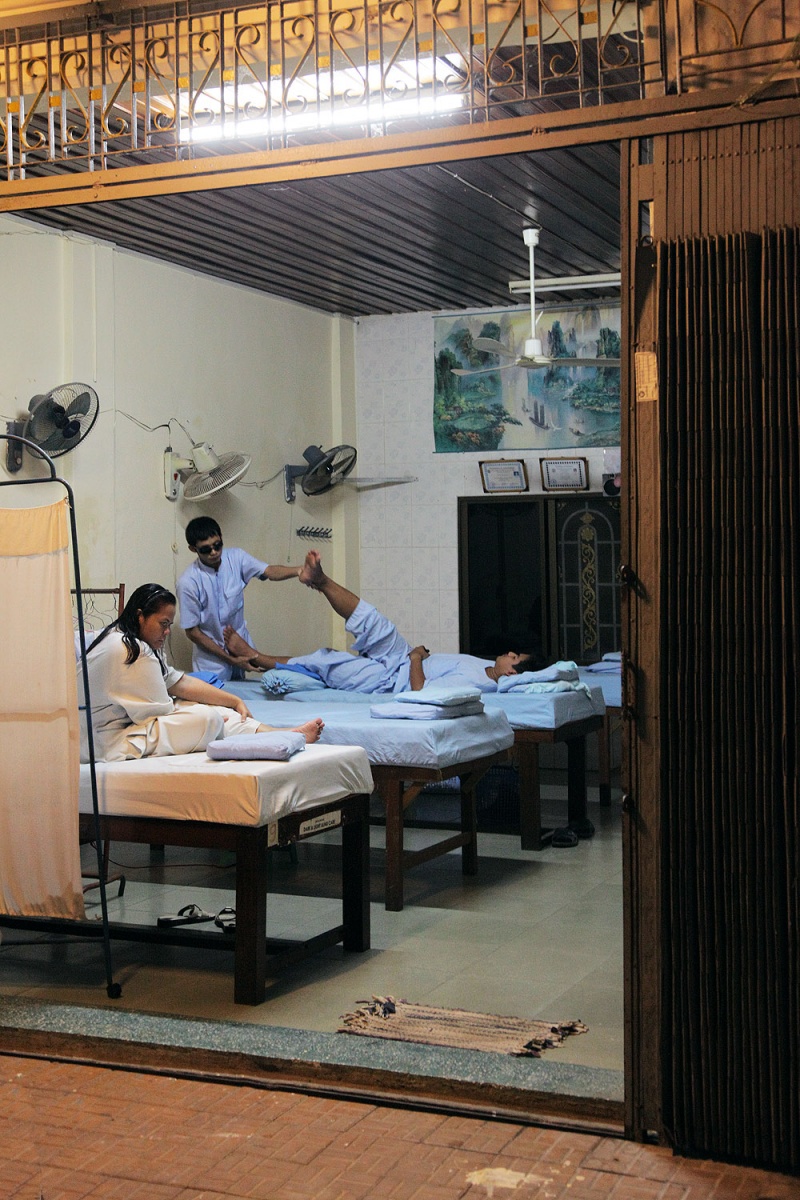 bill-hocker-blind-masseur-battembang-cambodia-2010