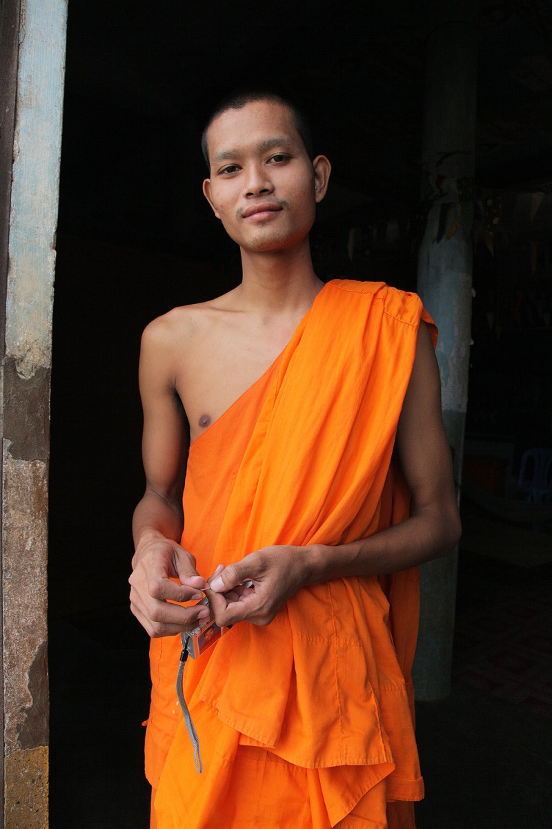 bill-hocker-monk-phnom-sampeau-cambodia-2010