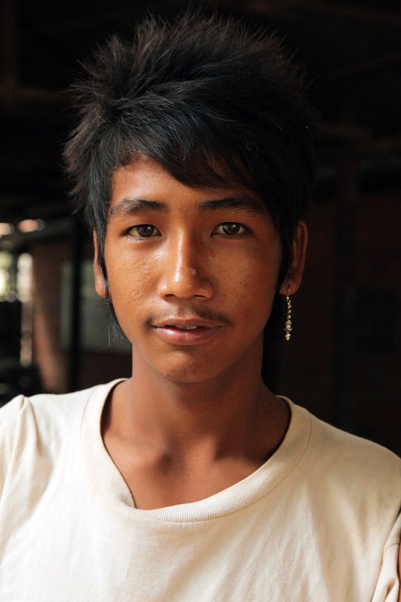 bill-hocker-fashion-statement-monastery-phnom-sampow-cambodia-2010