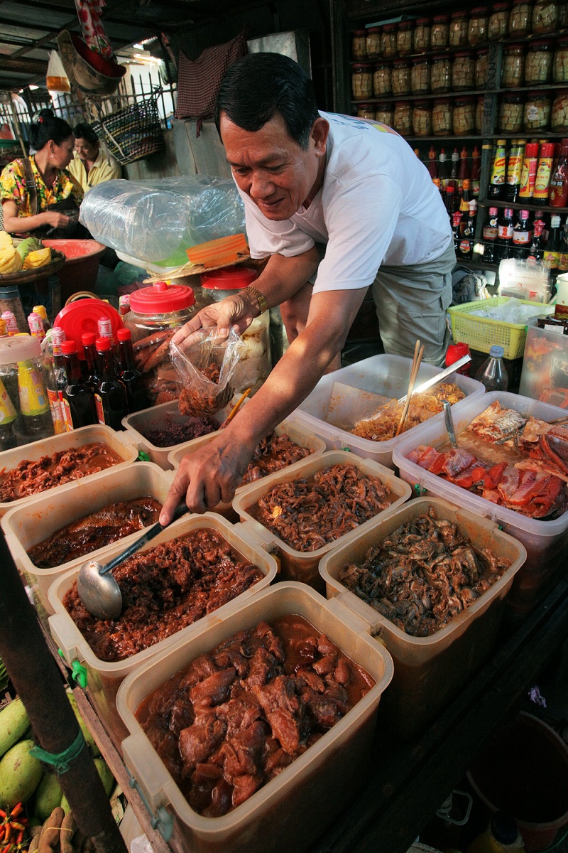 bill-hocker-marinades-central-market-phnom-penh-cambodia-2010