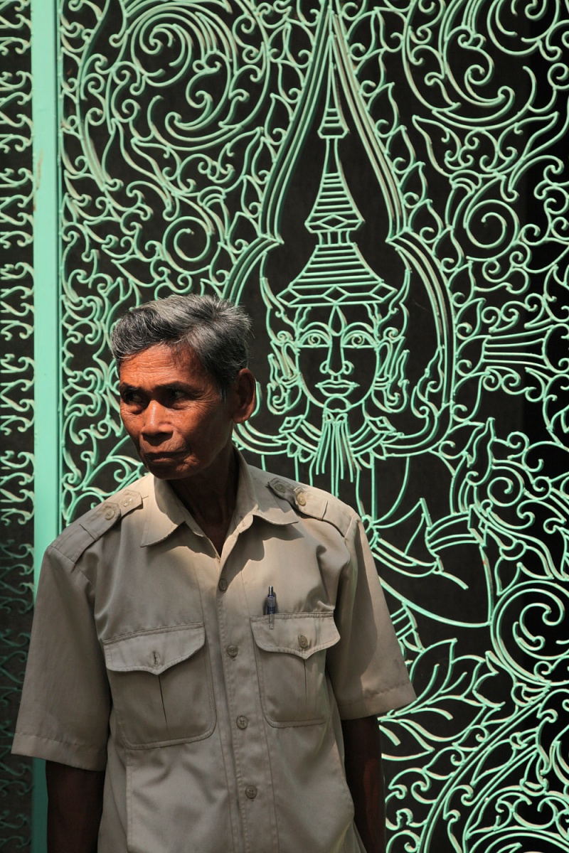 bill-hocker-guard-royal-palace-phnom-penh-cambodia-2010