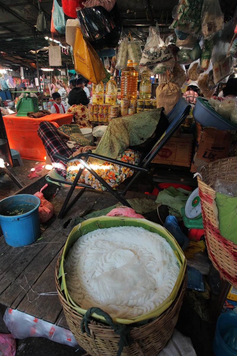 bill-hocker-rice-noodles-central-market-phnom-penh-cambodia-2010