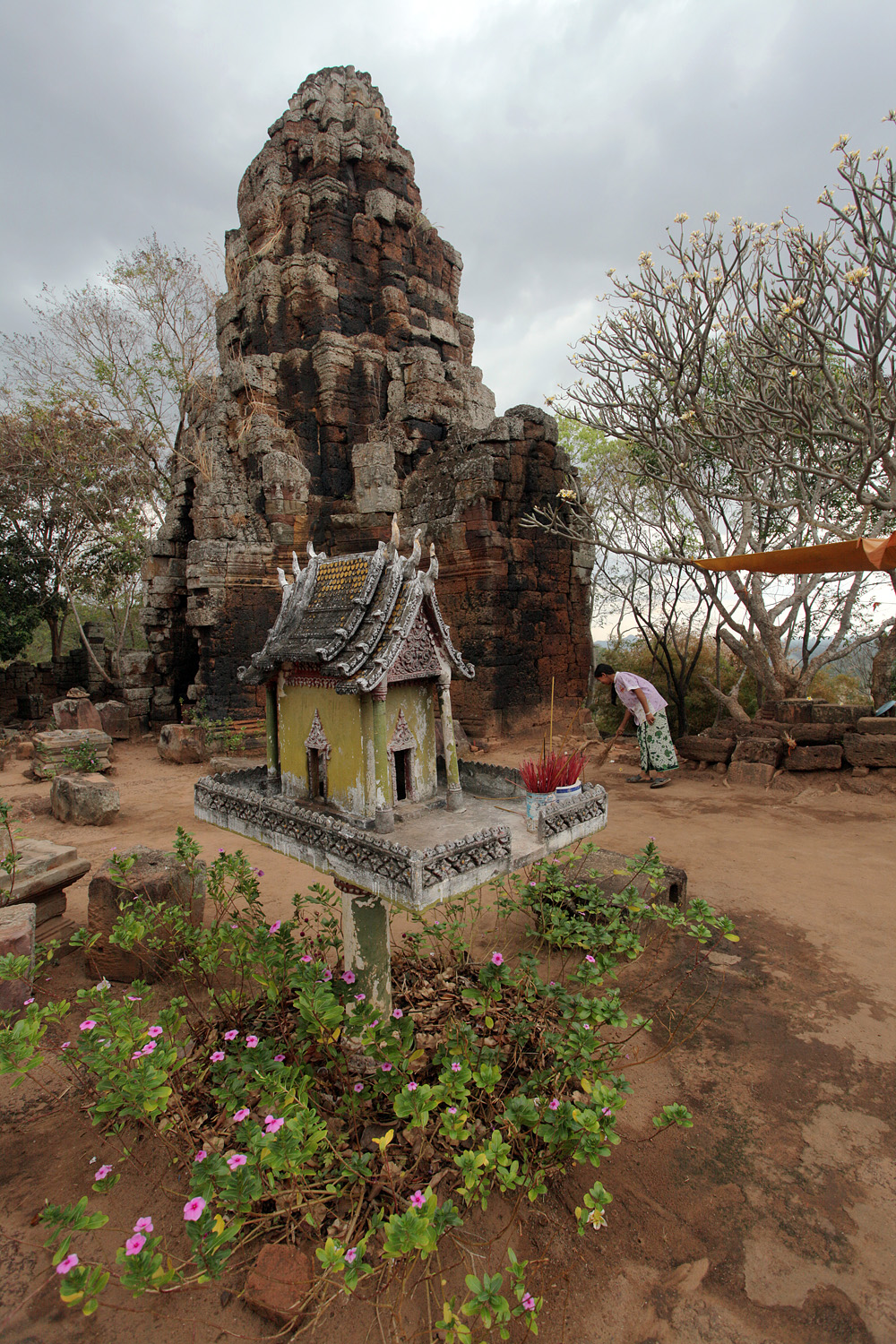 bill-hocker-spirit-house-and-tower-phnom-banon-cambodia-2010