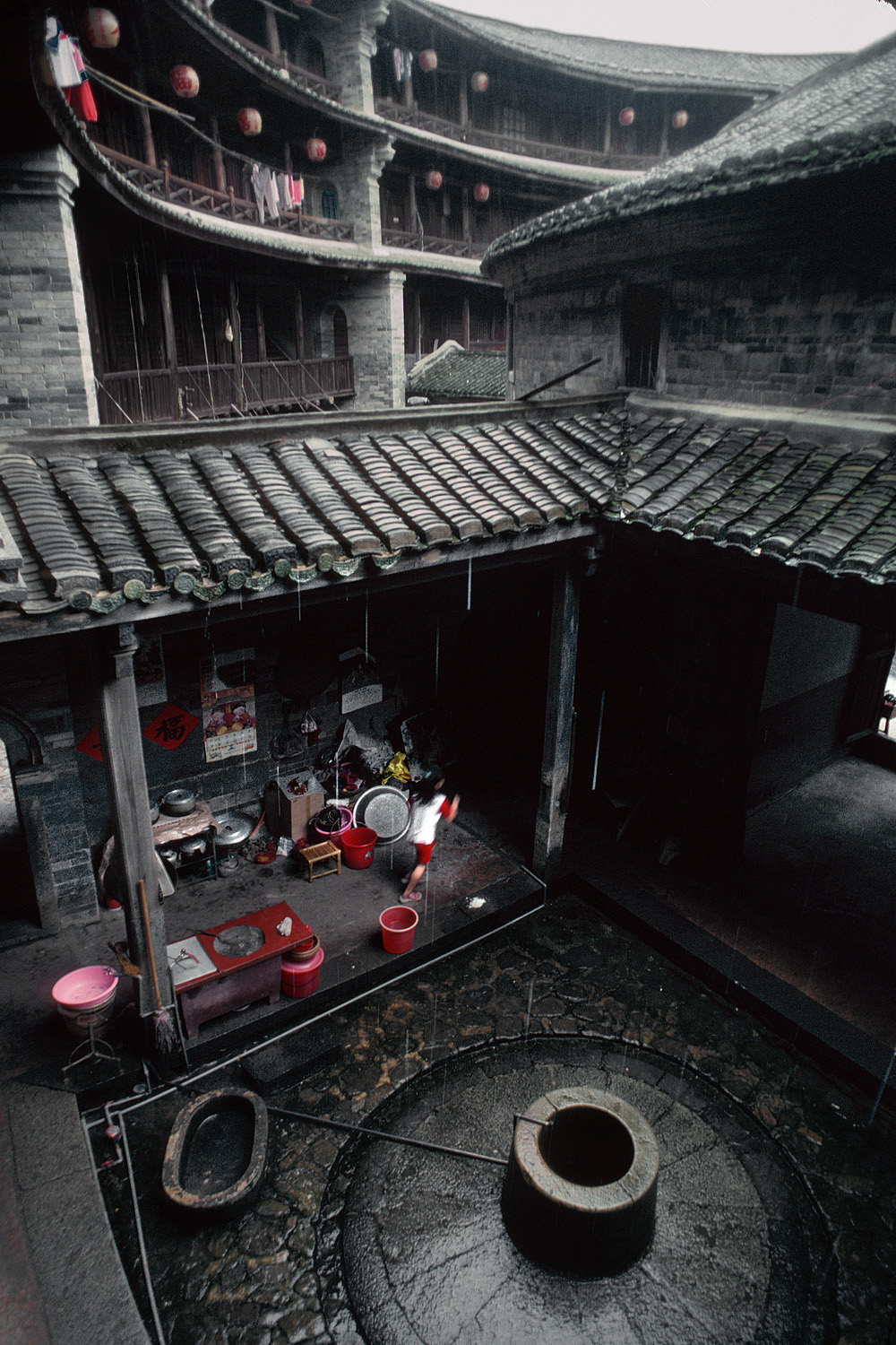 bill-hocker-courtyard-well-clan-house-fujian-china-2002