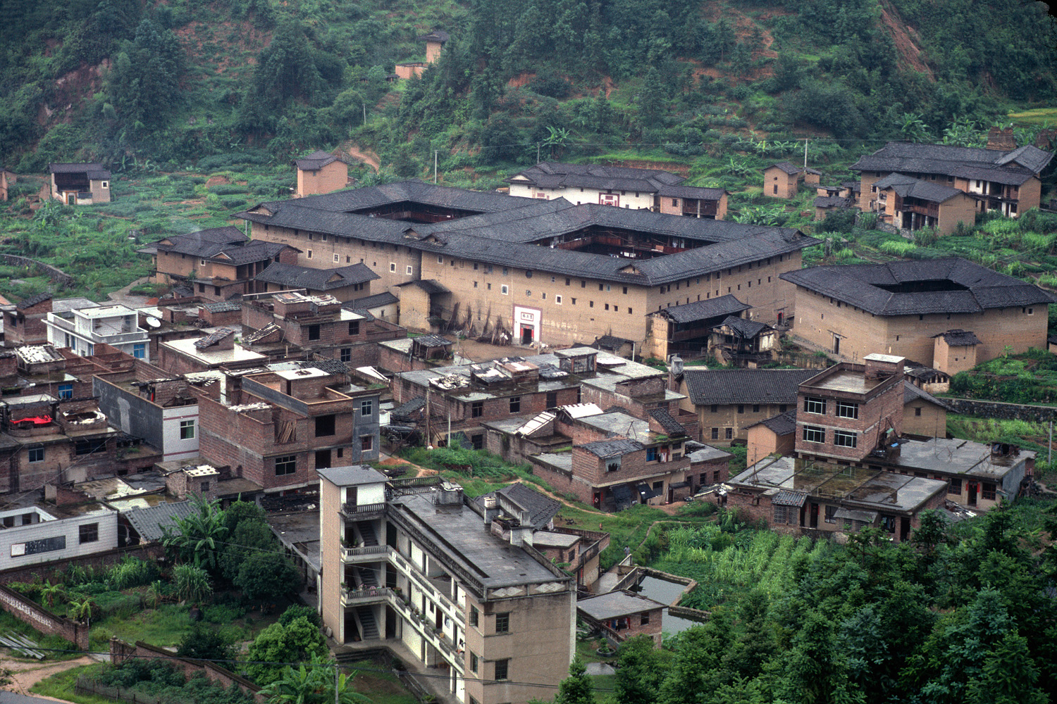 bill-hocker-the-end-of-the-clan-houses-fujian-province-china-2002
