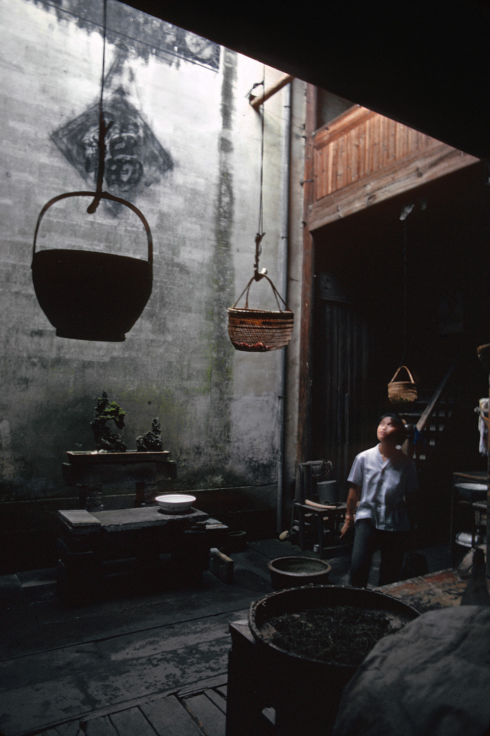 bill-hocker-courtyard-chengkan?-anhui-china-1981