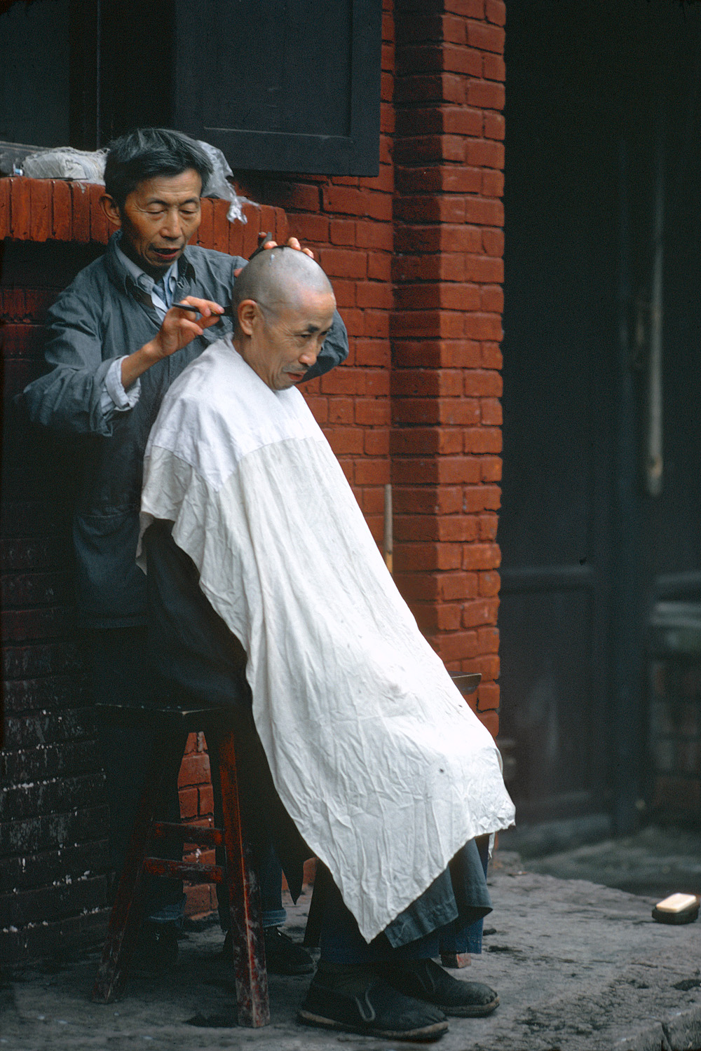 bill-hocker-barber-shop-leshan-sichuan-china-1981