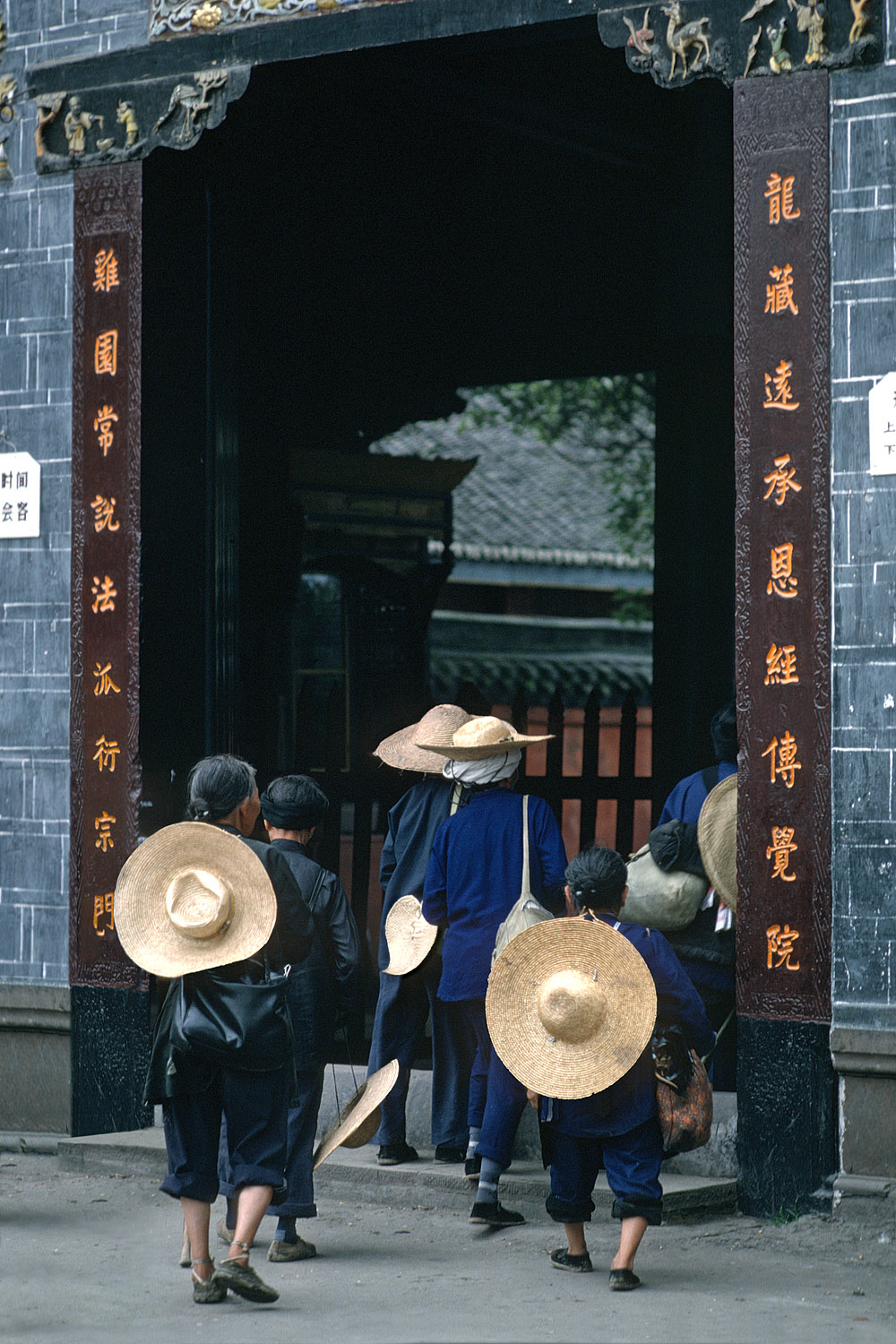 bill-hocker-??-temple-chengdu-sichuan-china-1981