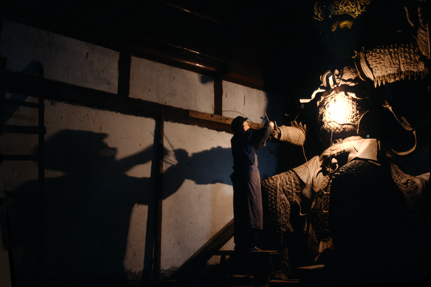 bill-hocker-temple-repairer-emei-mountain-sichuan-china-1981