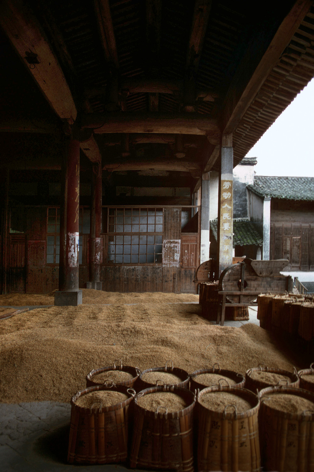 bill-hocker-threshing-floor-tangyue-anhui-china-1981