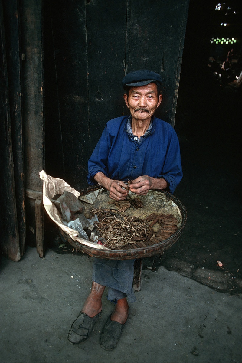 bill-hocker-cigars-leshan-sichuan-china-1981