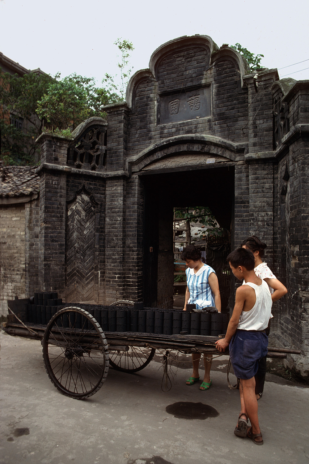bill-hocker-coal-vendor-chengdu-sichuan-china-1981