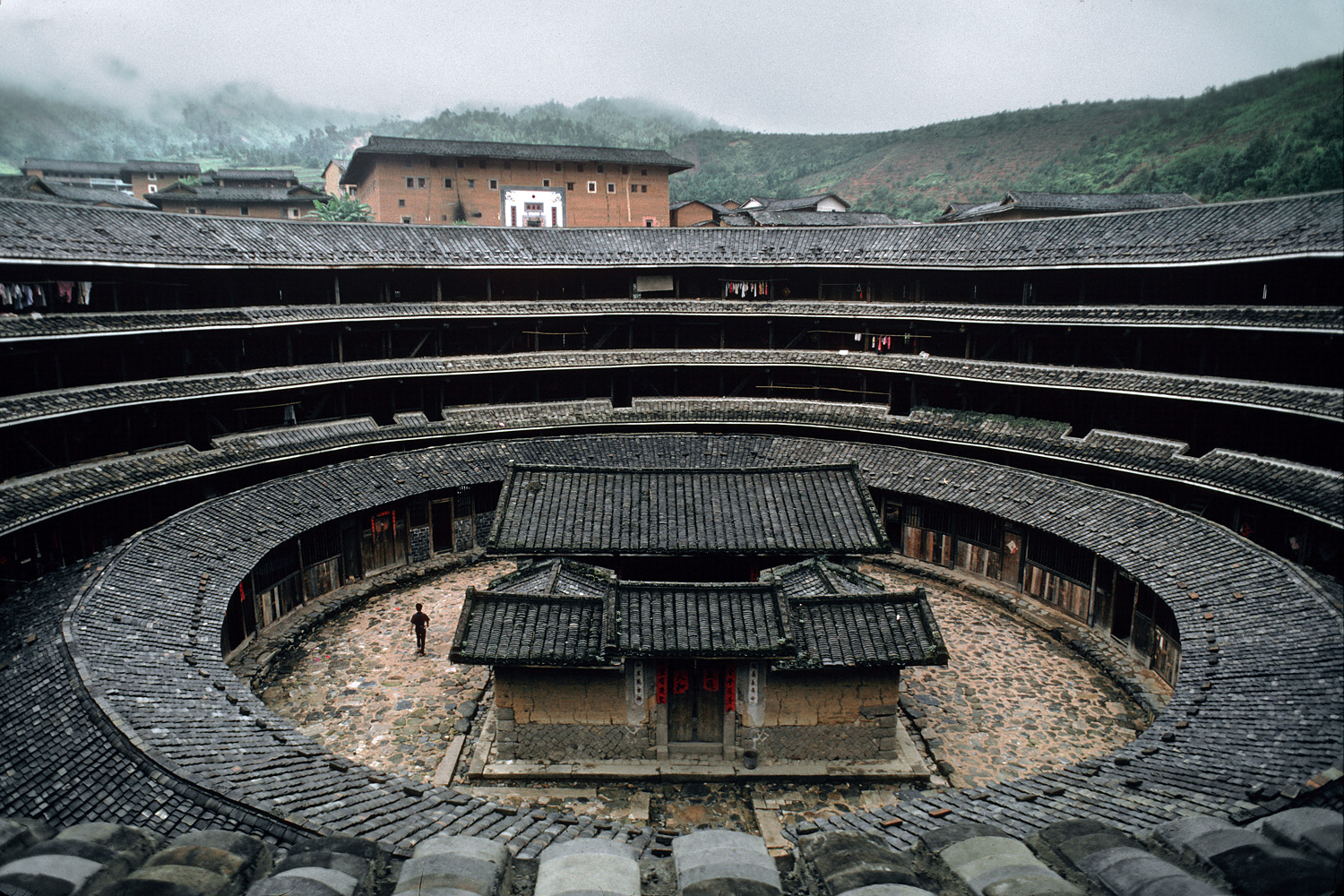 bill-hocker-clan-house-courtyard-fujian-china-2002