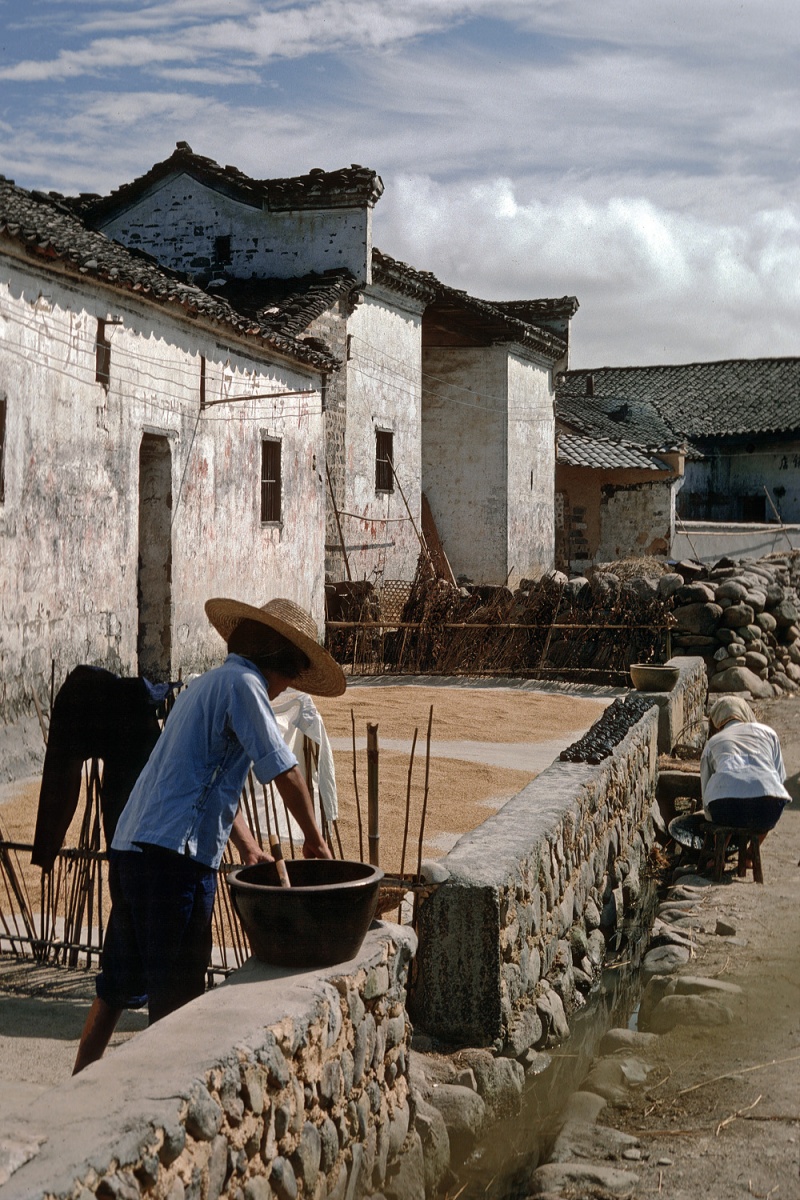 bill-hocker-front-yards-jiuhuashan-anhui-china-1981
