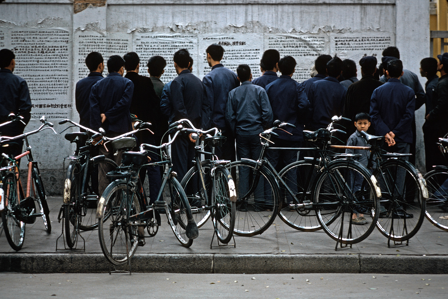 bill-hocker-news-readers-guangzhou-china-1979